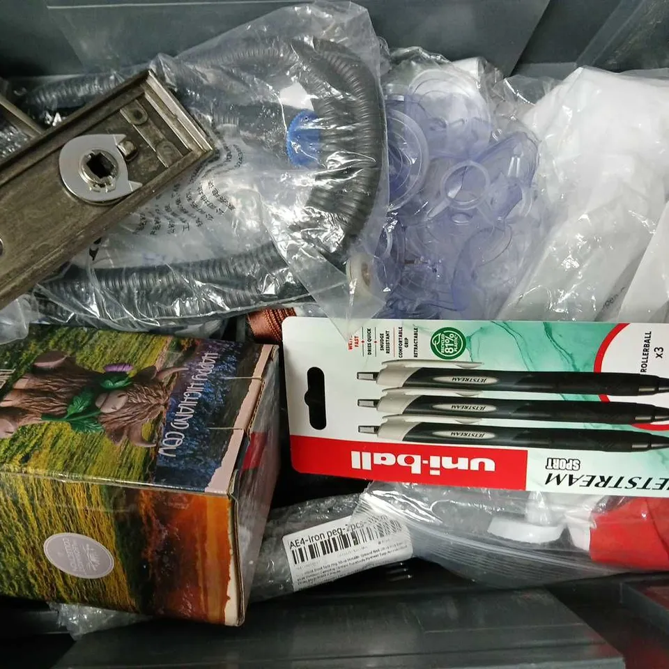 APPROXIMATELY 12 ASSORTED HOUSEHOLD ITEMS TO INCLUDE HAPPY HIGHLAND COW, UNI-BALL PENS, GOLFBALLS, ETC 
