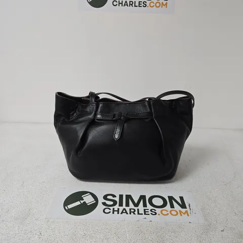 BLACK LEATHER SHOULDER HANDBAG WITH BUCKLE DETAIL