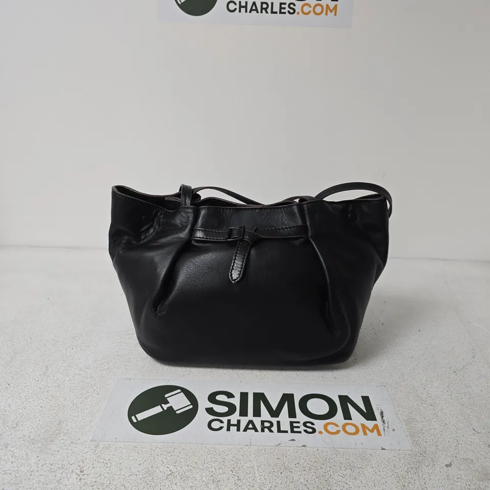 BLACK LEATHER SHOULDER HANDBAG WITH BUCKLE DETAIL