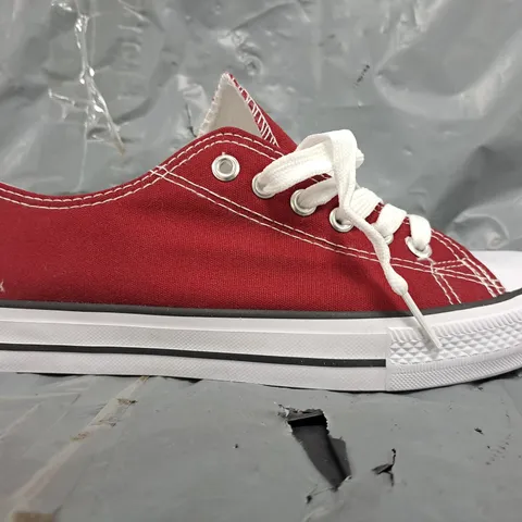 BOXED PAIR OF UNBRANDED SHOES IN RED SIZE 8