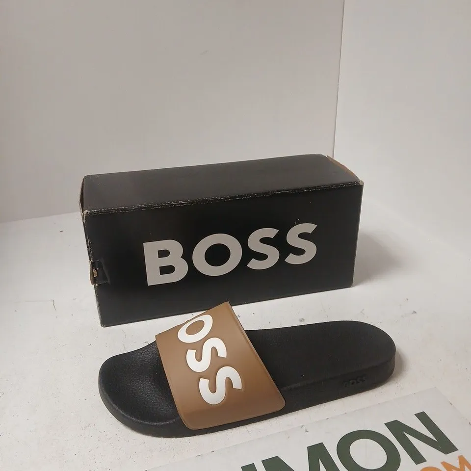 HUGO BOSS MEN’S SLIDES – BEIGE STRAP, BLACK FOOTBED, UK 12 (EU 46)