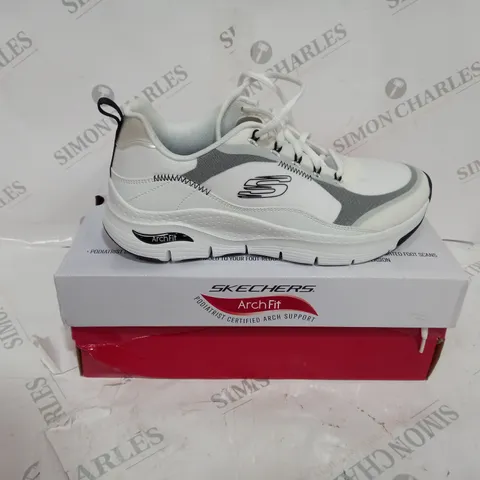 BOXED SKECHERS ARCH FIT TRAINERS SIZE 9