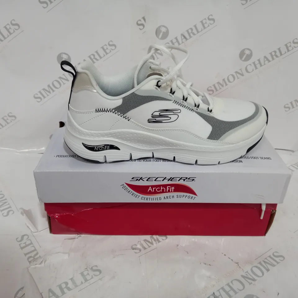 BOXED SKECHERS ARCH FIT TRAINERS SIZE 9