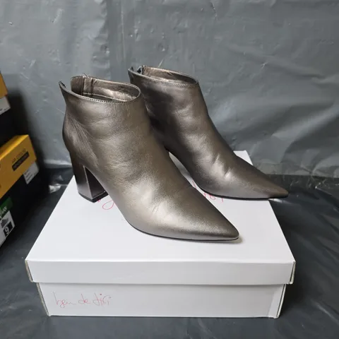 BEN DE LISI BLOCK HEEL POINTED TOE BOOTS - SILVER - SIZE 6