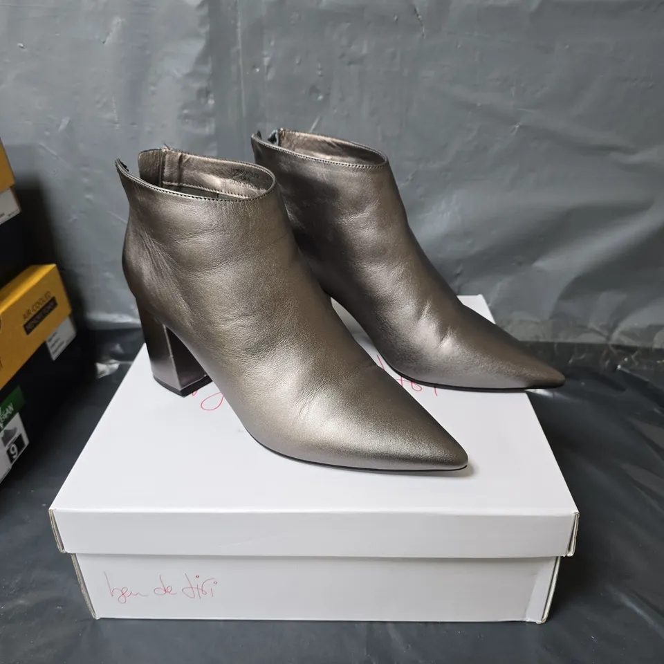 BEN DE LISI BLOCK HEEL POINTED TOE BOOTS - SILVER - SIZE 6