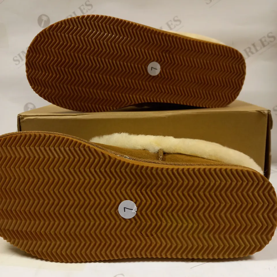 DESIGNER STYLE SHORT SLIPPER BOOT, CHESTNUT, FAUX SHEEPSKIN LINED,  UK SIZE 7