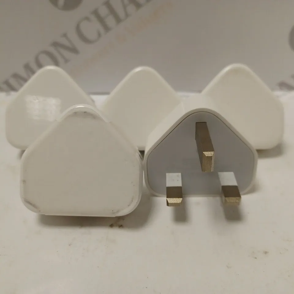 BOX OF A LARGE QUANTITY OF ORIGINAL APPLE 5W PLUGS (APPROX 250)