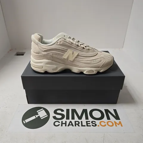 BOXED PAIR OF NEW BALANCE 1000 N TRAINERS IN WHITE - UK 9