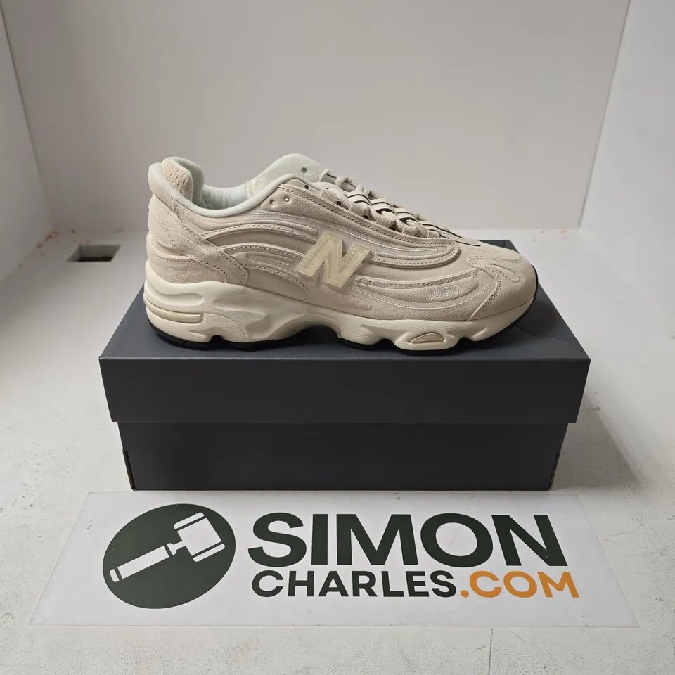 BOXED PAIR OF NEW BALANCE 1000 N TRAINERS IN WHITE - UK 9