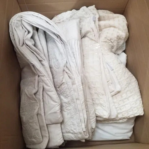 BOX CONTAINING ASSORTED DUVETS & PILLOW CASES
