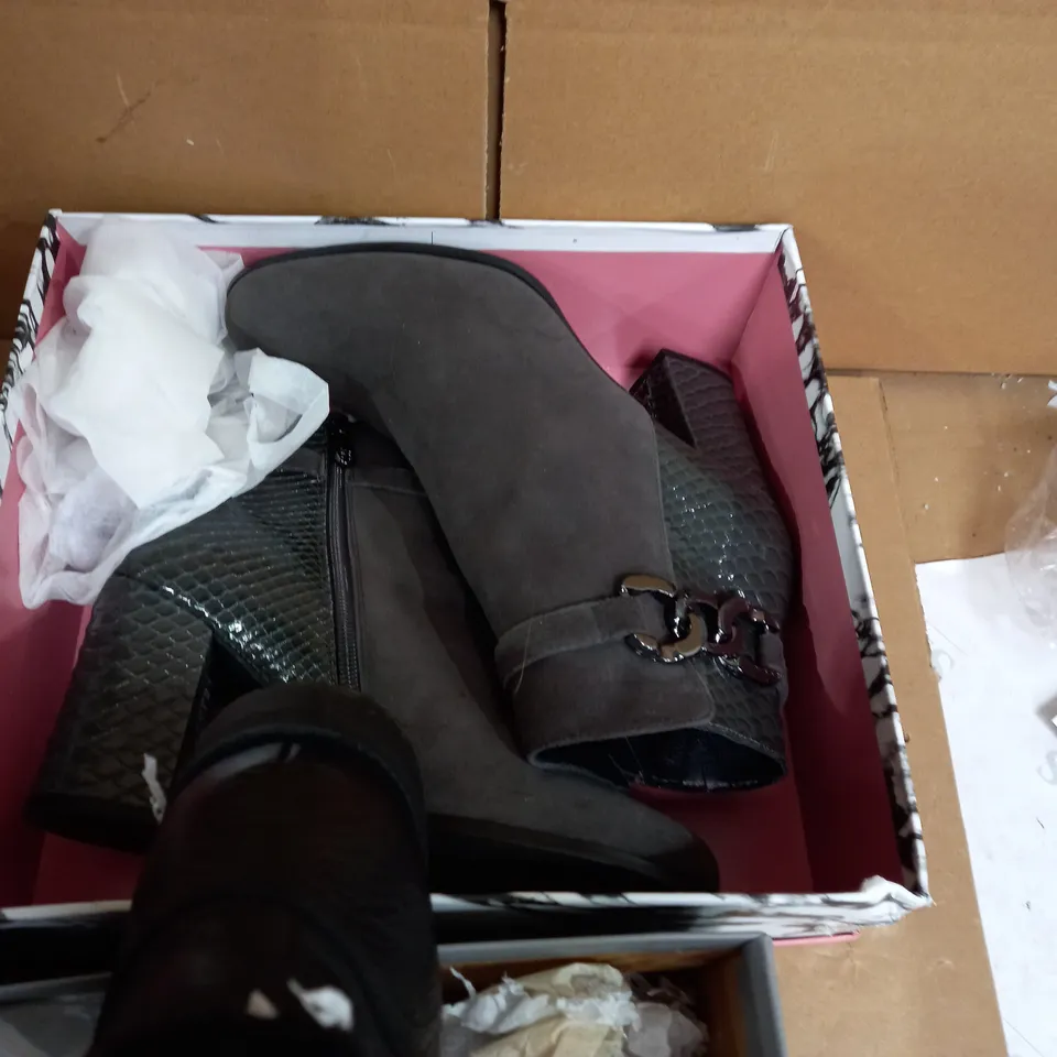 5 ASSORTED PAIRS OF SHOES