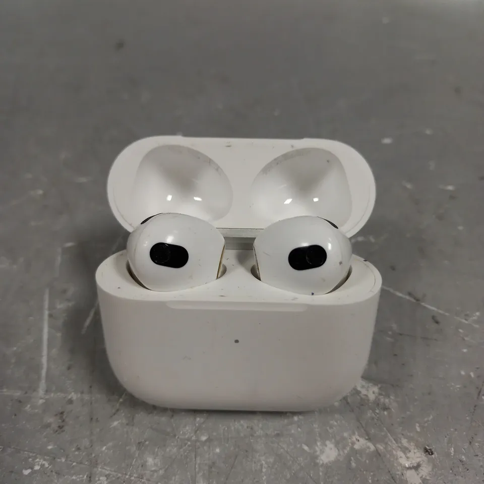 APPLE AIRPODS WITH CHARGING CASE - A2566 