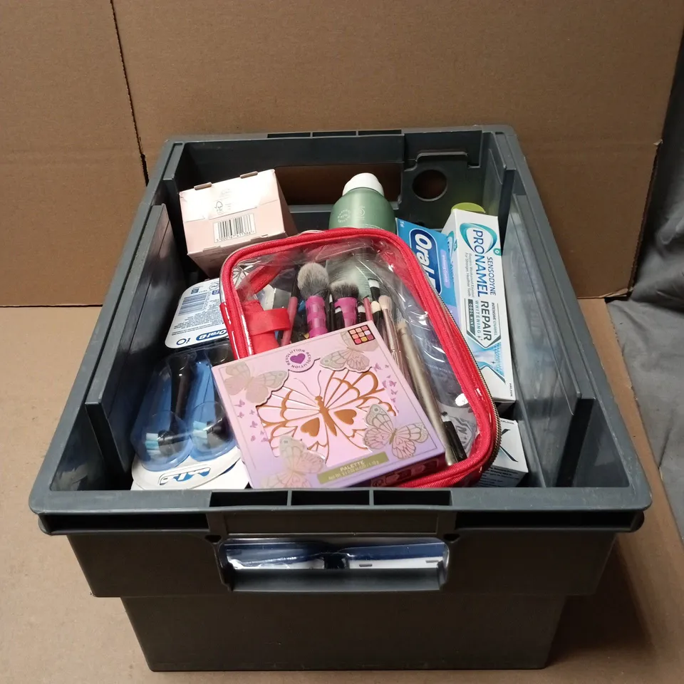 TOTE OF APPROXIMATELY 20 ASSORTED COSMETIC ITEMS TO INCLUDE SENSODYNE, ORAL B, NO 7 LIP DUO, BRUSH SET, WONDERSKIN LIP STAIN ETC