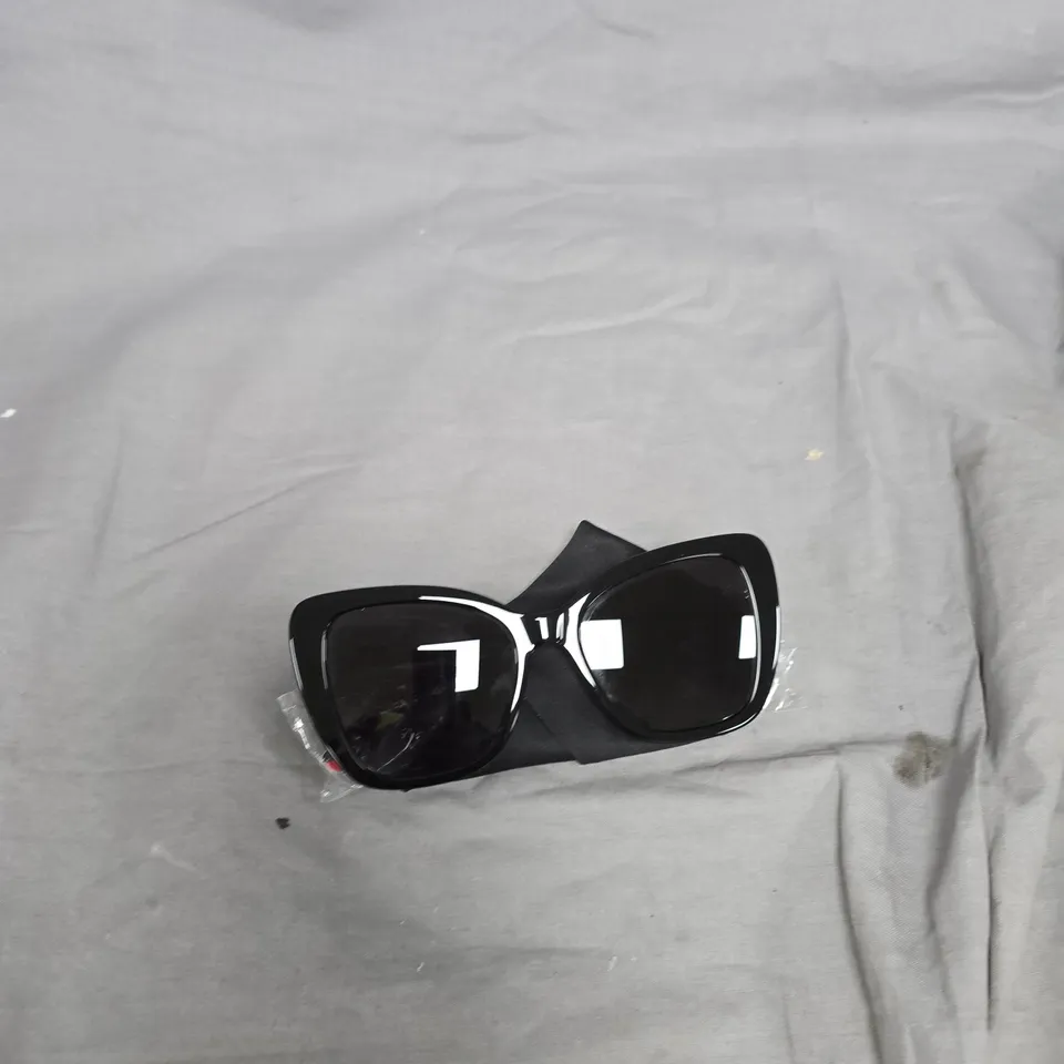 LOVE MOSCHINO SUNGLASSES - BLACK OVERSIZED RECTANGULAR FRAMES