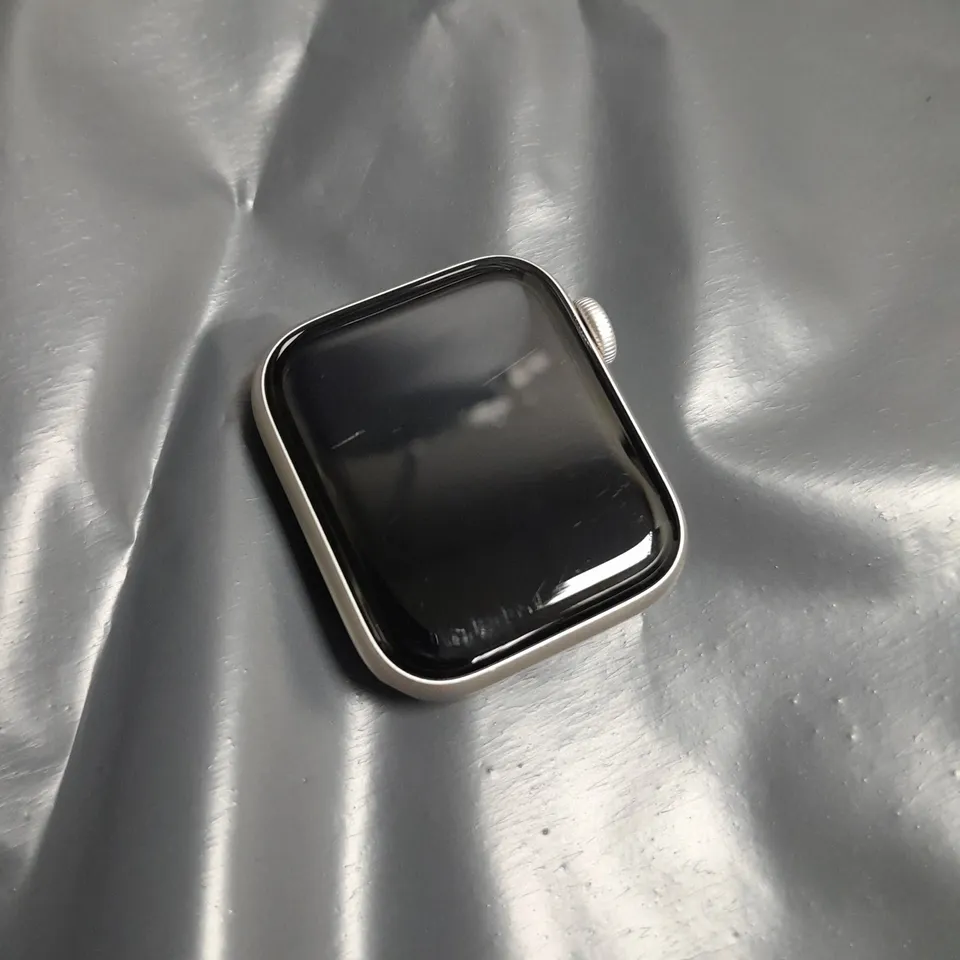 UNBOXED APPLE 40MM SE WATCH IN WHITE