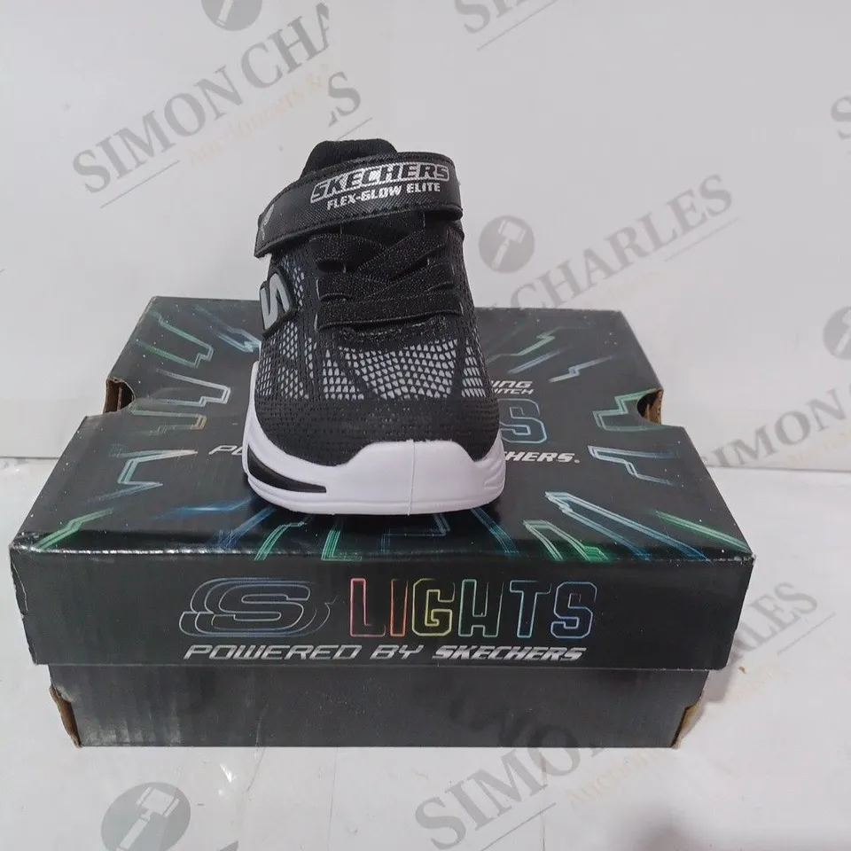 BOXED PAIR OF SKECHERS FLEX-GLOW ELITE KIDS SHOES IN BLACK/WHITE UK SIZE 6