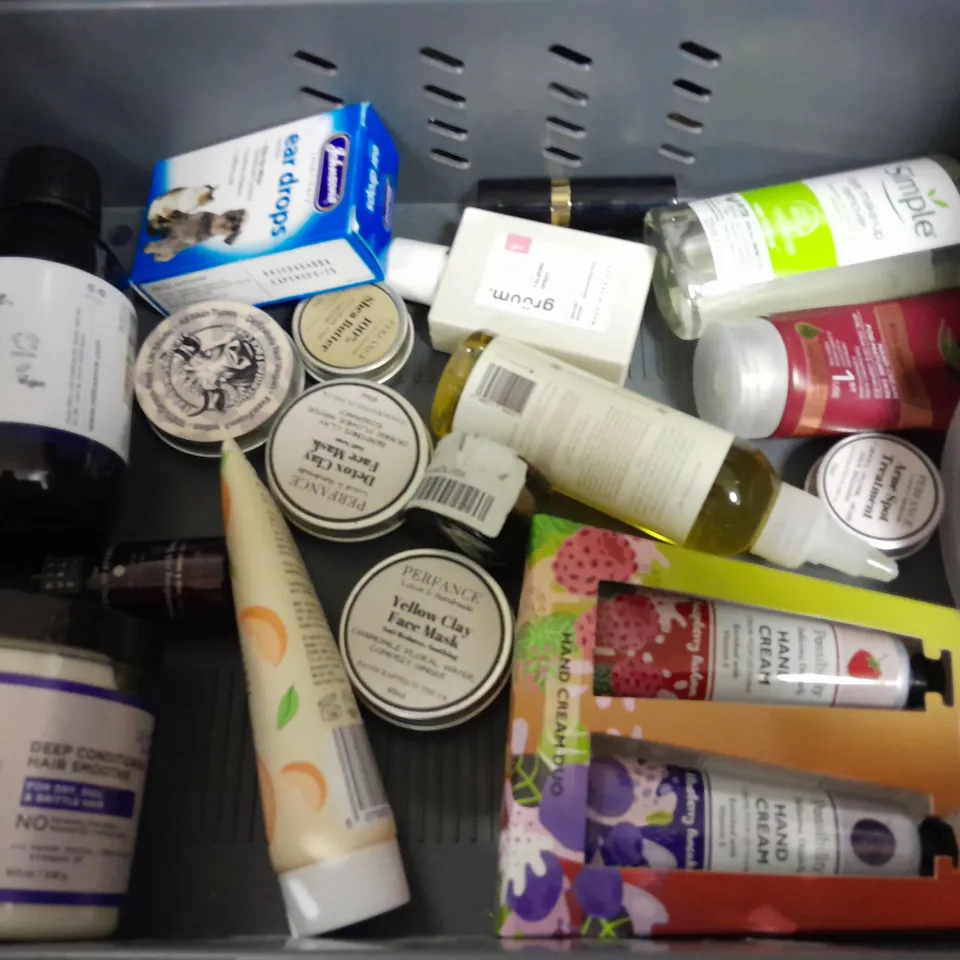 LOT OF ASSORTED HEALTH AND BEAUTY ITEMS TO INCLUDE SCHWARZKOPF KERATIN SPRAY, NIVEA SUNLOTION AND GRAPE GLOW BODY SCRUB