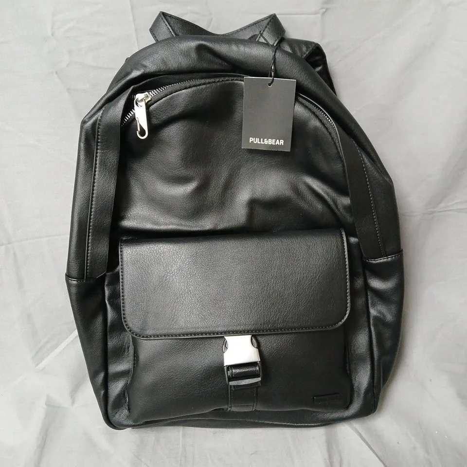 PULL&BEAR BLACK LEATHER-LOOK BACKPACK