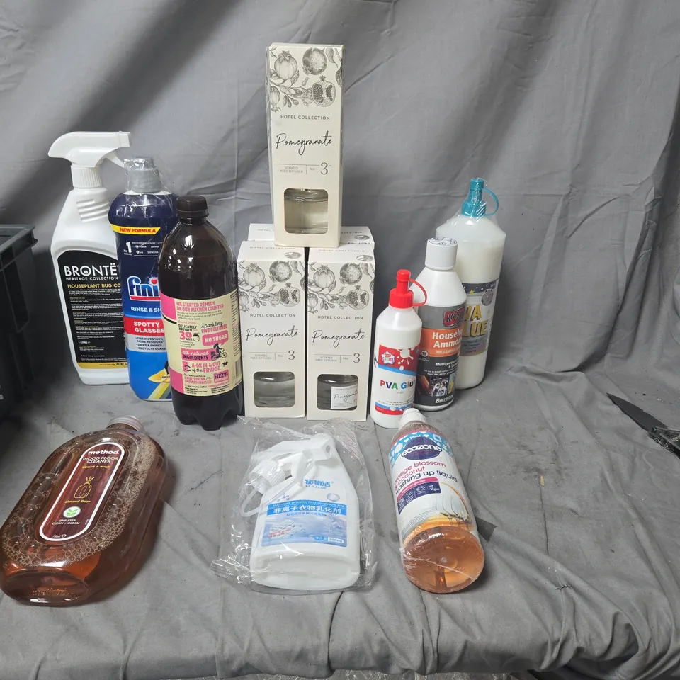 APPROXIMATELY 15 ASSORTED CLEANING PRODUCTS AND HOUSEHOLD LIQUIDS