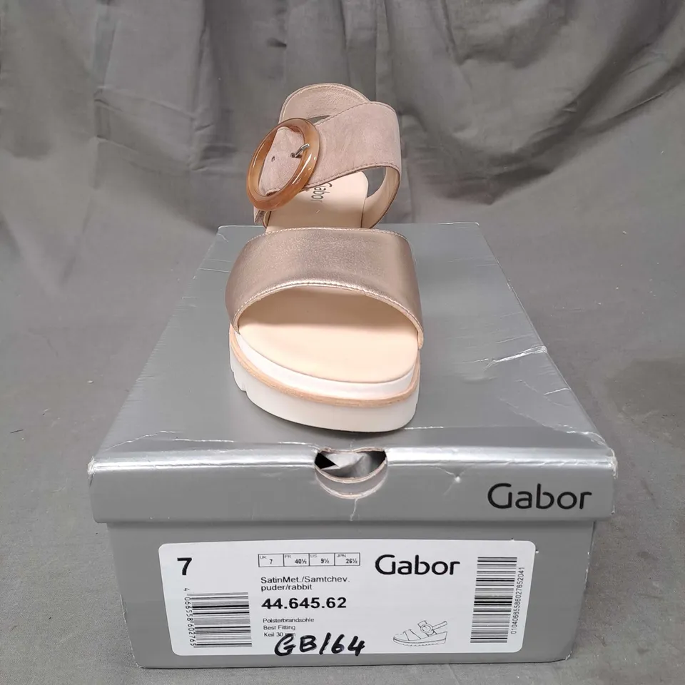 BOXED PAIR OF SANDAL DEEP FOOTBED SANDALS SIZE 7