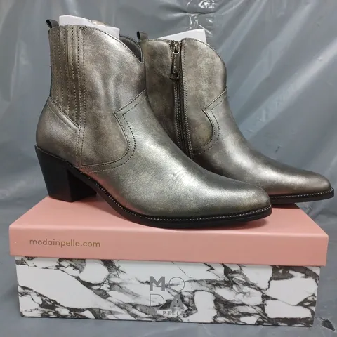 BOXED PAIR OF MODA IN PELLE ANNIEE WESTERN STYLE BOOTS IN PEWTER SIZE 8