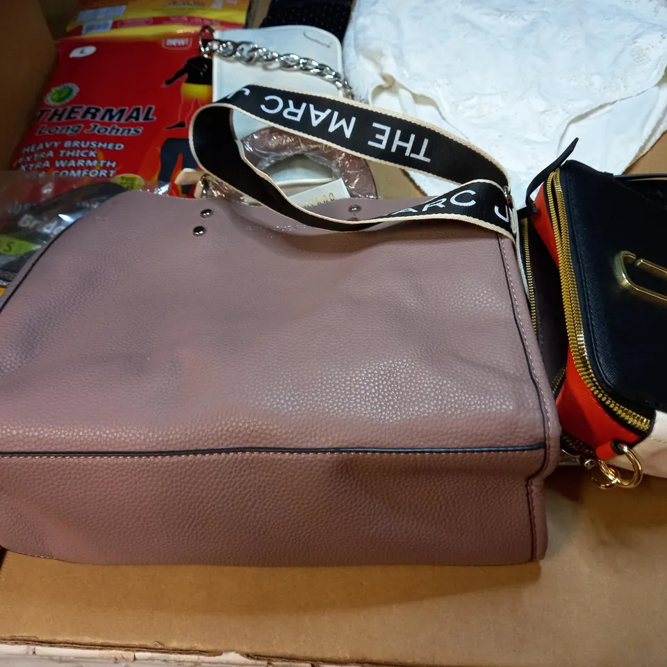 LOT OF APPROX. 10 ASSORTED CLOTHING ACCESSORIES  IN VARYING SIZES/COLOURS/STYLES TO INCLUDE: SOCKS, THERMALS, HANDBAGS