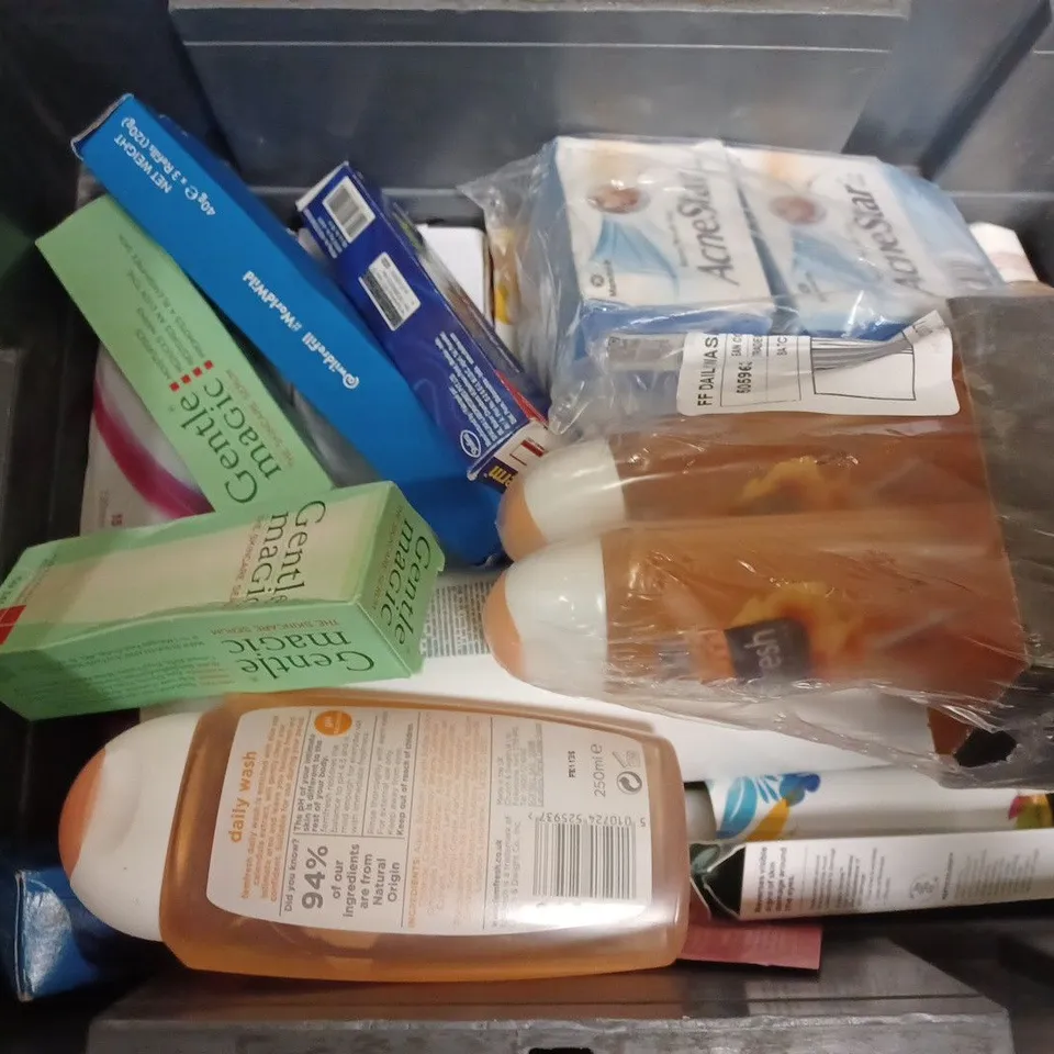 LOT OF APPROXIMATELY 20 COSMETICS ITEMS TO INCLUDE SHAMPOO , NIGHT OIL AND SERUM