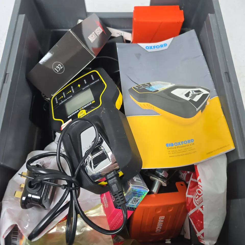 APPROXIMATELY 10 ASSORTED VEHICLE PARTS AND ACCESSORIES
