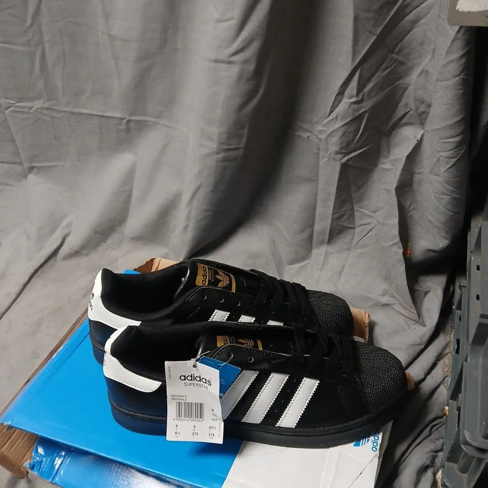 UK 9 ADIDAS SUPERSTAR TRAINERS – BLACK/WHITE