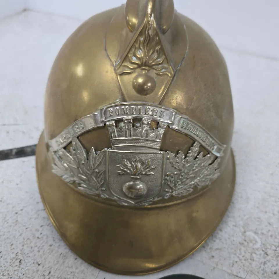ANTIQUE BRASS FIREFIGHTER’S HELMET WITH CREST BADGE, VICTORIAN/EDWARDIAN STYLE