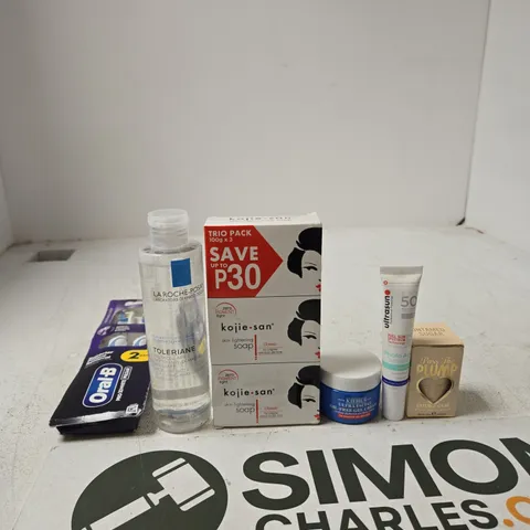 TOTE OF APPROXIMATELY 10 ASSORTED BEAUTY PRODUCTS INCLUDING ORAL-B TOOTHBRUSHES, LA ROCHE-POSAY MICELLAR WATER AND KOJIE SAN SOAP