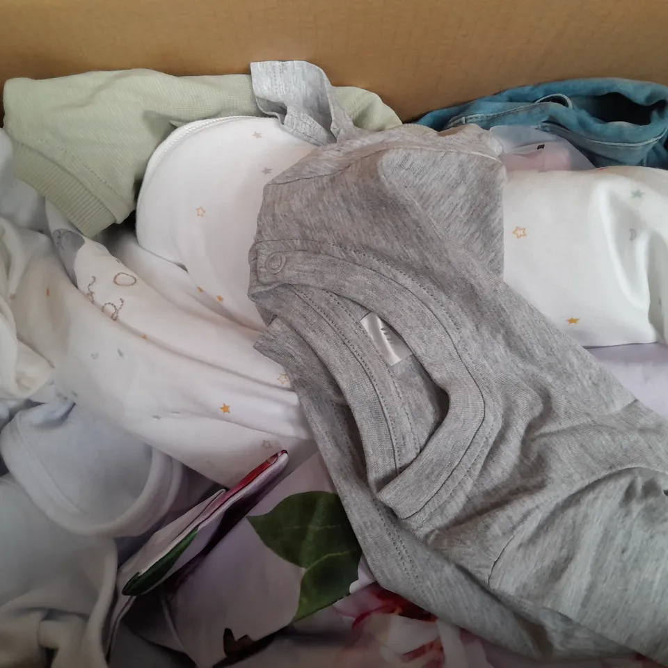 APPROXIMATELY 30 ASSORTED KIDS CLOTHING TO INCLUDE M&S FLEECE PYJAMAS 9-10 YEARS, DISNEY FROZEN PYJAMAS 2-3 YEARS, RABBIT BEAR BODY SUIT 6-9 MONTHS