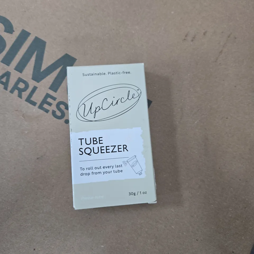 TOTE OF APPROXIMATELY 18 ASSORTED ITEMS TO INCLUDE: TUBE SQUEEZER