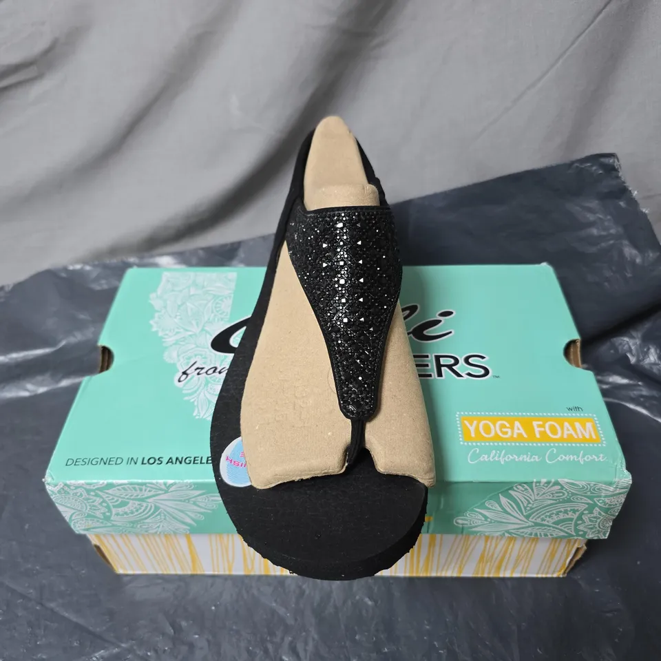 SKECHERS CALI WOMEN'S SANDALS – BLACK GLITTER STRAPS, YOGA FOAM, DESIGNED IN LOS ANGELES SIZE 5