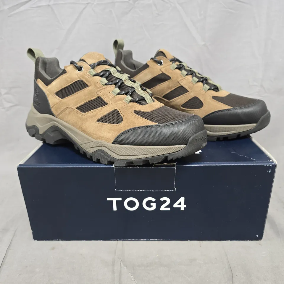 BOXED PAIR OF TOG 24 MESA WALKING LOW SHOES IN OLIVE SIZE UK 9