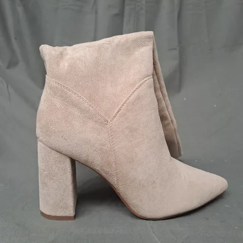 BOXED PAIR OF MARQUIIZ KNEE HIGH BLOCK HEEL SHOES IN BEIGE EU SIZE 40
