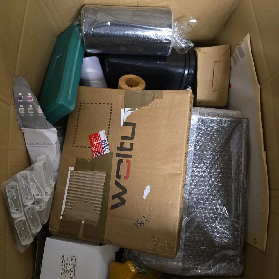 BOX OF APPROXIMATELY 12 ASSORTED HOUSEHOLD ITEMS TO INCLUDE - PLASTIC FORKS - TROPIC COSMETIC BAG - TEALIGHT HOLDER - ETC