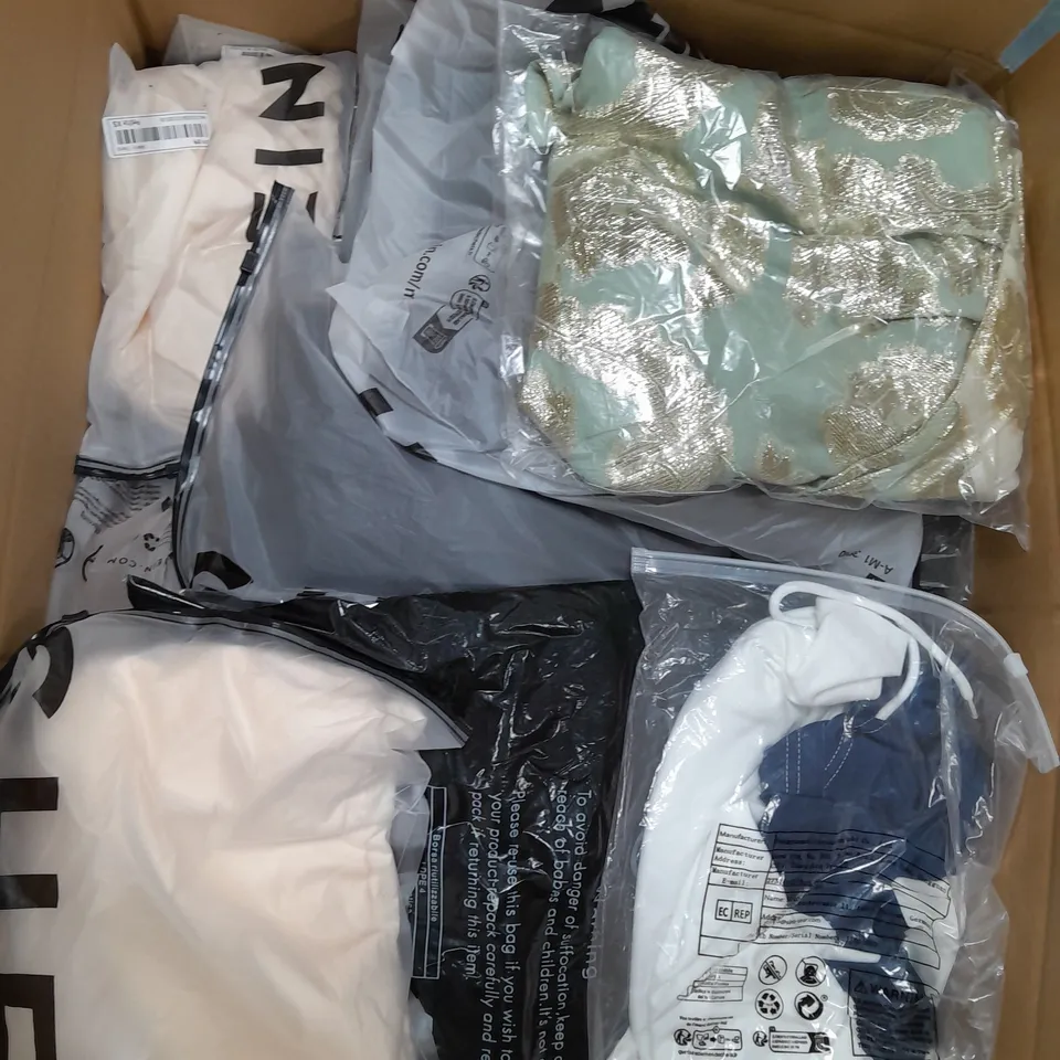 BOX OF APPROX. 20 CLOTHING ITEMS TO INCLUDE - JEANS , JUMPER , COATS ETC