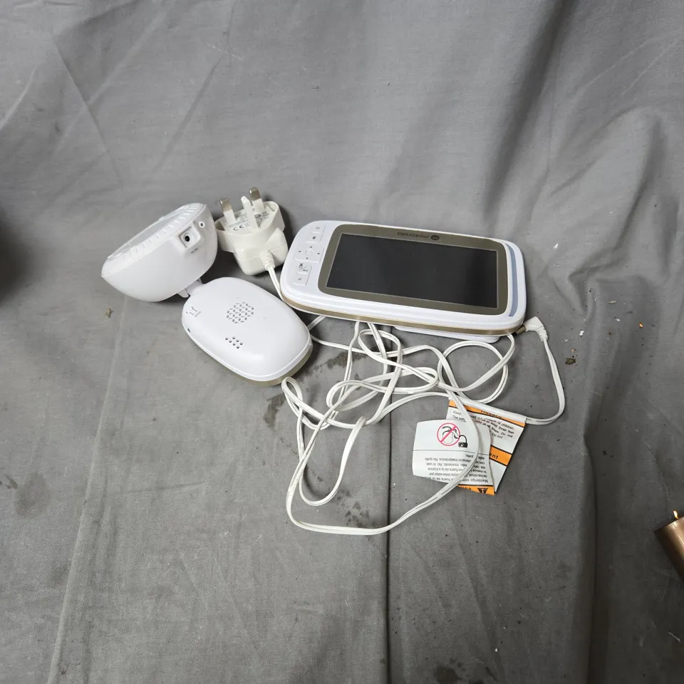 BOX OF APPROXIMATELY 6 ASSORTED HOUSEHOLD ITEMS INCLUDING BABY MONITOR AND RIMMEL MULTI TASKER 