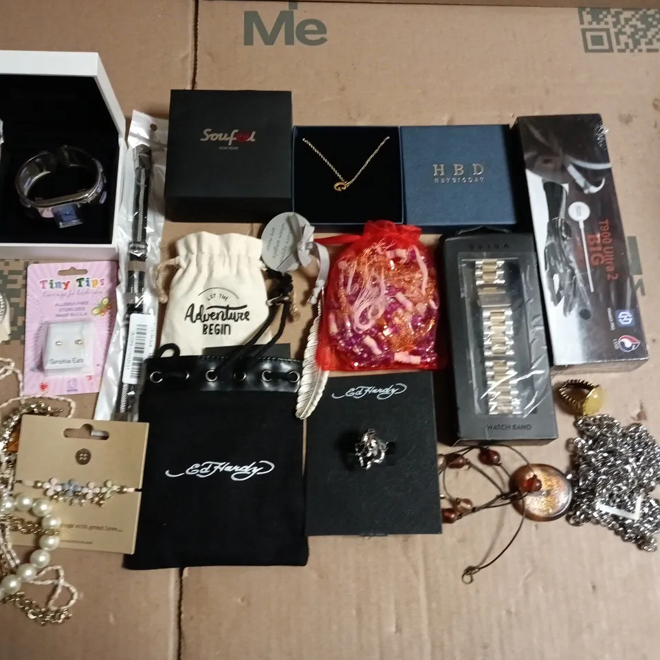 LOT OF ASSOR TED JEWELLERY AND WATCH ITEMS TO INCLUDE BURGA WATCH STRAP,ED HARDY RING AND HBD "G" PENDANT NECKLACE