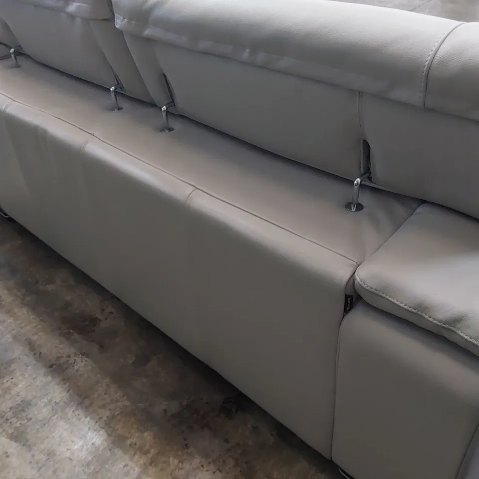 QUALITY ITALIAN DESIGNER MELO THREE SEATER SOFA WITH ADJUSTABLE HEADRESTS LIGHT GREY LEATHER 