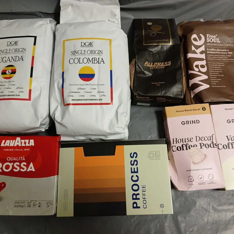 LOT OF 8 ASSORTED PACKETS OF COFFEE TO INCLUDE 1KG DGC GROUND UGANDA, LAVAZZA AND GRIND PODS