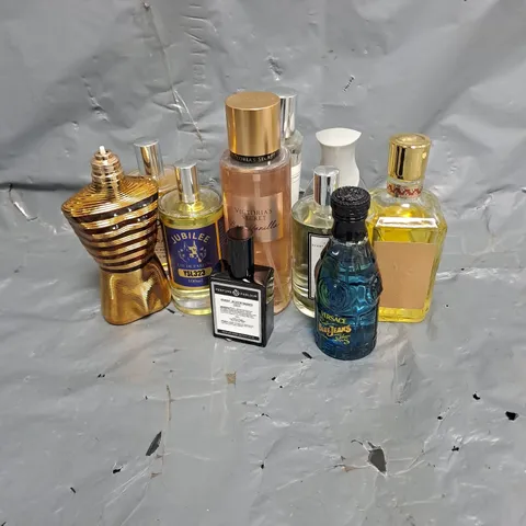 APPROXIMATELY 10 ASSORTED UNBOXED FRAGRANCES TO INCLUDE - VICTORIA'S SECRET FRAGRANCE MIST - VERSACE BLUE JEANS - AUROMA - ETC - COLLECTION ONLY