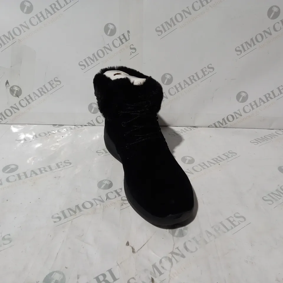 BOXED PAIR OF SKECHERS GO WALK SHOES IN BLACK SIZE 6