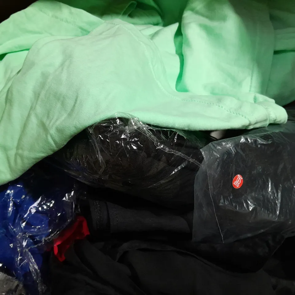 APPROXIMATELY 50 ASSORTED CLOTHING ITEMS TO INCLUDE - DRESS, HOODIE, T-SHIRT ETC. 