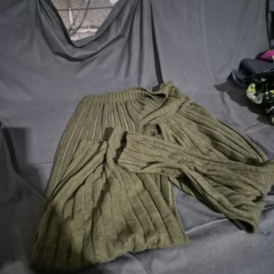 BOX OF APPROXIMATELY 25 ASSORTED CLOTHING ITEMS INCLUDING FLORAL DRESS , FLEECE BOTTOMS AND