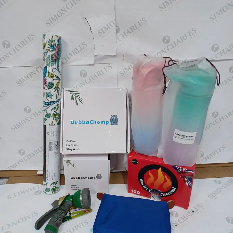 LOT TO CONTAIN APPROXIMATELY 25 ASSORTED HOUSEHOLD GOODS & PRODUCTS, INCLUDES WATER BOTTLES, BABY BOWLS, CHARCOAL & WALLPAPER