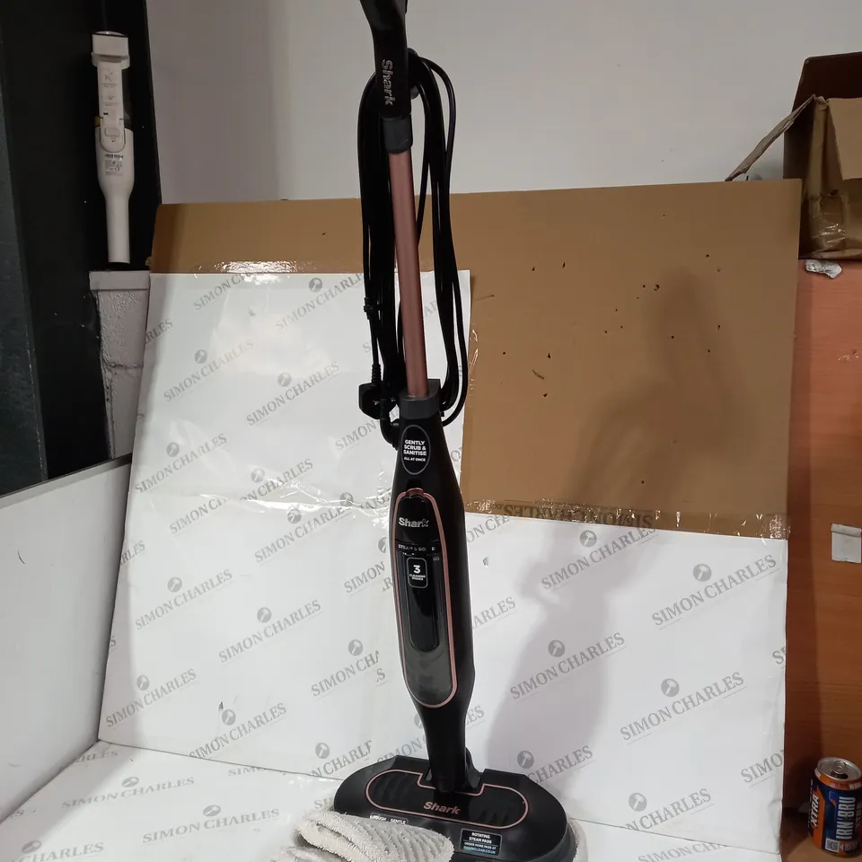 BOXED SHARK STEAM SCRUBBER WITH STEAM BLAST S7201