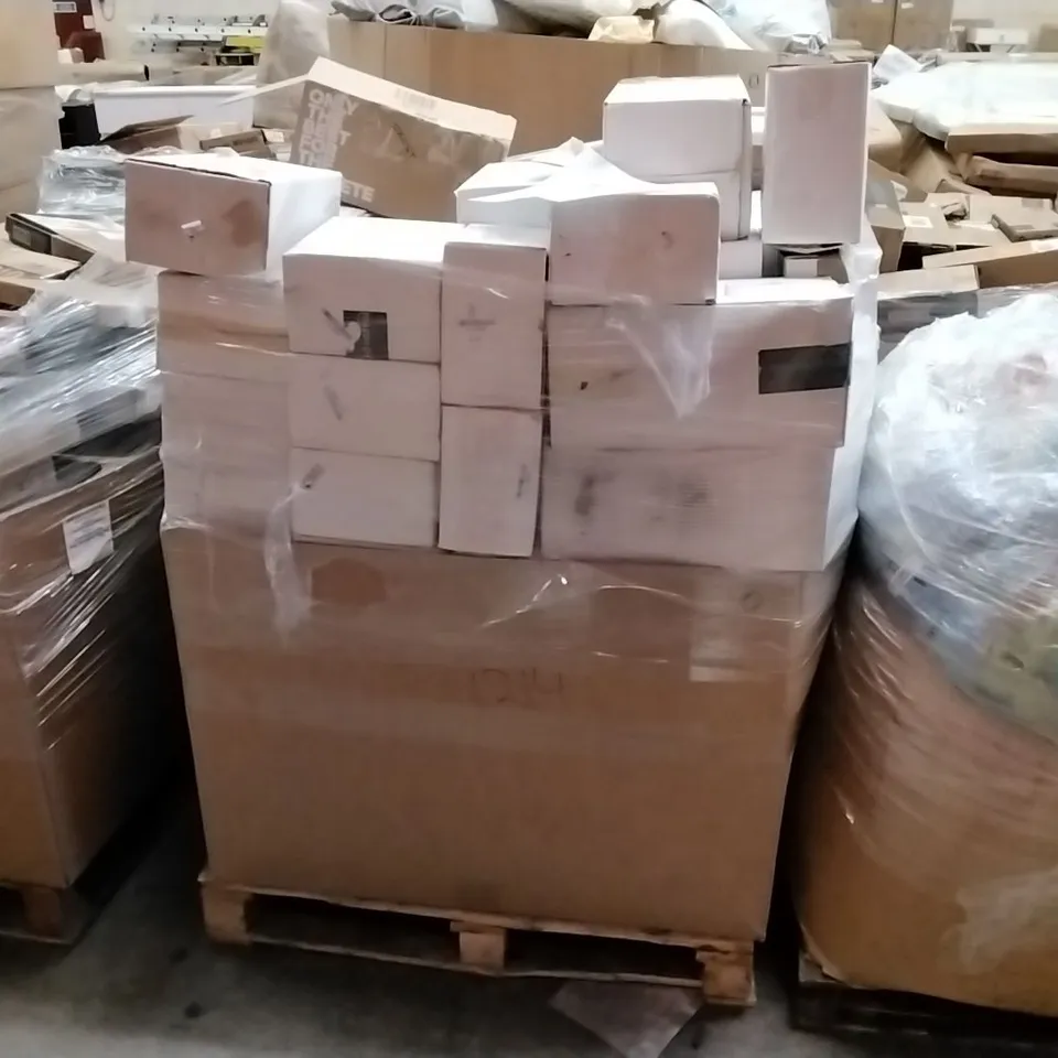 PALLET TO CONTAIN A LARGE QUANTITY OF HIMALAYAN CRYSTAL/SALT LAMPS 