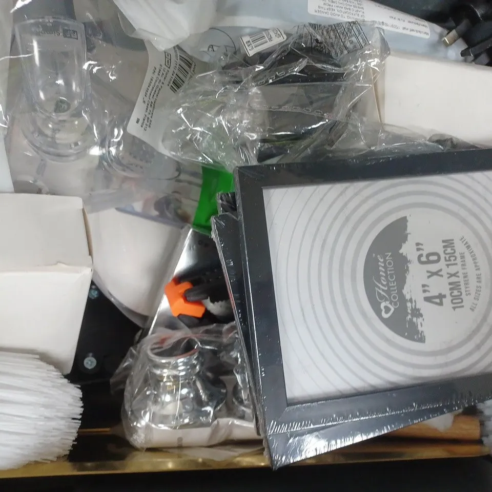 APPROXIMATELY 10 ASSORTED HOUSEHOLD ITEMS TO INCLUDE PHOTO FRAME, DESCALING TABLETS, ETC
